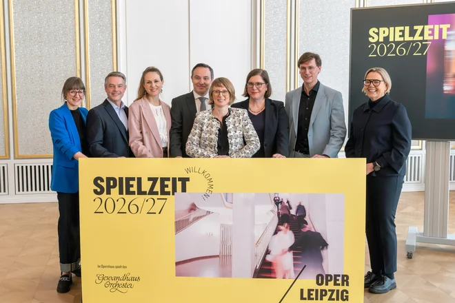 Team der Oper Leipzig 2026/27, vlnr: Marie Czilwik (Leiterin Junge Oper Leipzig), Torsten Rose (Direktor Musikalische Komödie), Marlene Hahn (Chefdramaturgin), Ivan Repušić (Generalmusikdirektor), Lydia Schubert (Geschäftsführende Intendantin und Verwaltungsdirektorin), Dr. Skadi Jennicke (Bürgermeisterin und Beigeordnete für Kultur der Stadt Leipzig), Rémy Fichet (Direktor Leipziger Ballett), Juliane Postberg (Operndirektorin)
