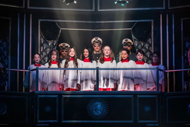 Vorne: Kinderchor der Oper Leipzig, hinten: Offizier 2 (Georg Führer), Offizier 3 (Richard Mauersberger), Offizier 1 (Tobias Latte)