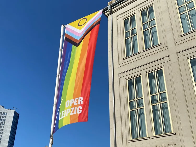 Progress-Pride-Flag vor dem Opernhaus
