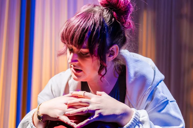 AMY in »Ein wenig Farbe«