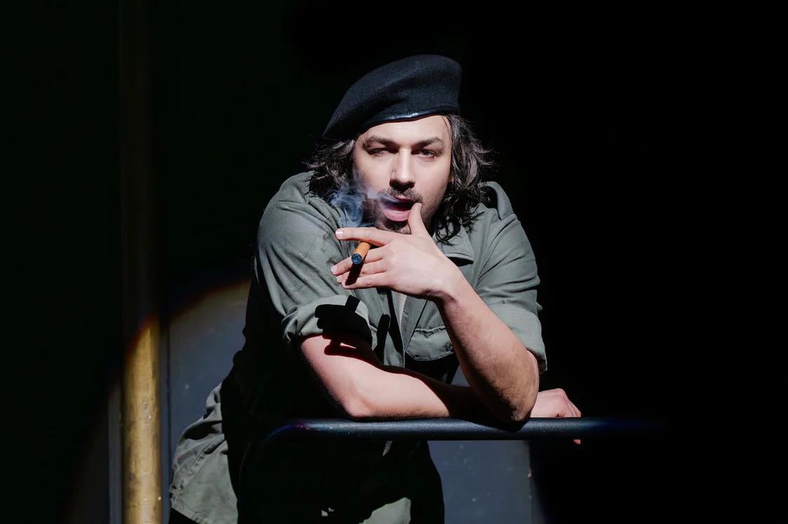 Dominik Hees als Che »Evita« © Kirsten Nijhof