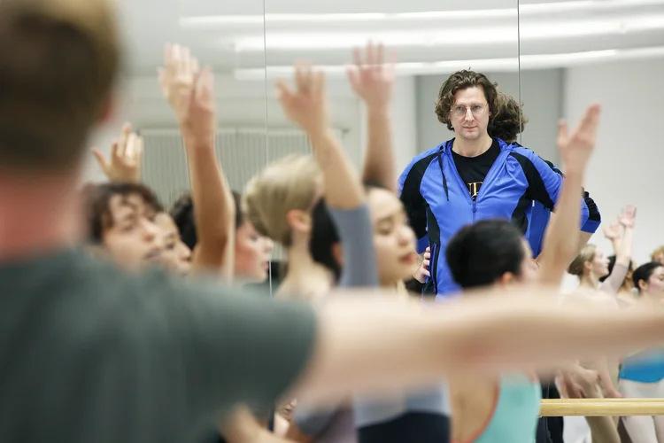 Ballettdirektor Rémy Fichet bei einer Probe zu »Scholz-Symphonien«