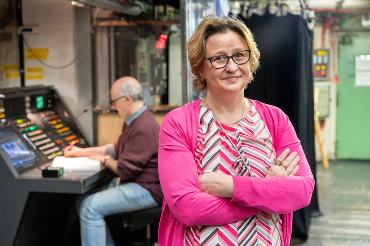 Bühnenmeisterin Sabine Settekorn auf der Seitenbühne der Oper Leipzig, im Hintergrund Inspizient Thomas Müller