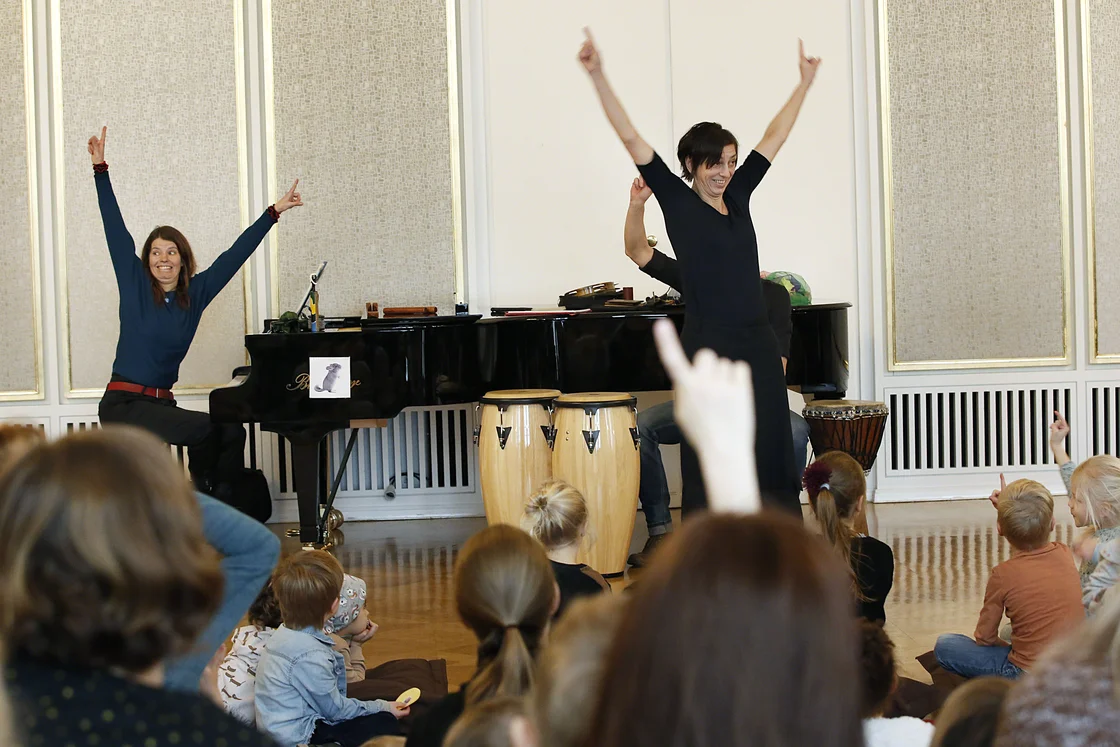The participatory concert by Sophie Bauer (right) and the Leipzig Opera Children's Chorus © Ida Zenna