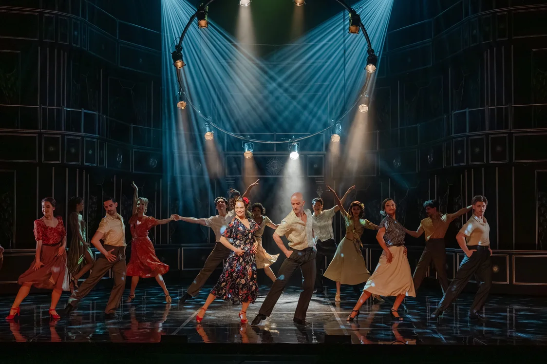 Ensemble der Musikalischen Komödie in »Evita« © Kirsten Nijhof